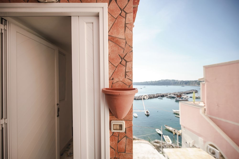 Corricella Sea Window en Procida — balance & terrace