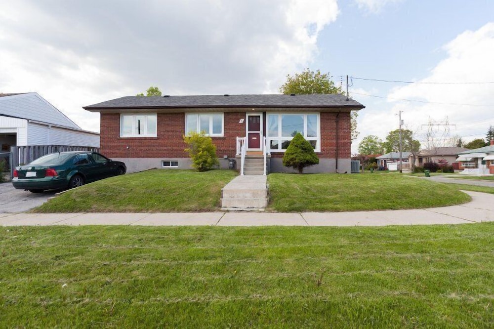 Beautiful Detached 6 Bedroom House