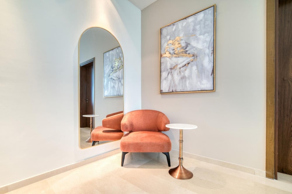 Modish Palm 3BR w Private Balcony Beach Access