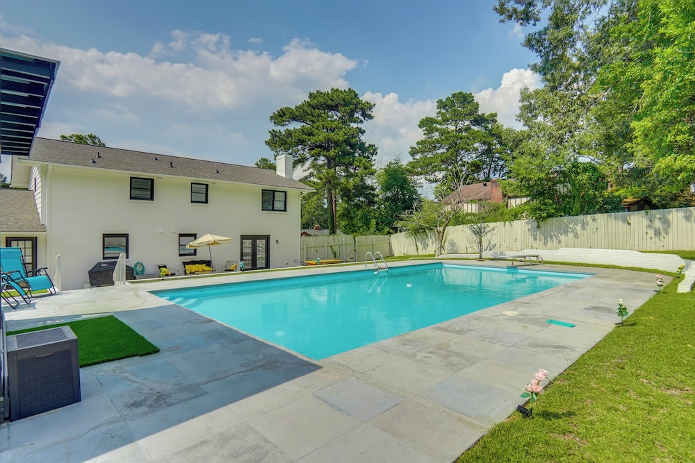 Pool & Game Room: Family Retreat in Fayetteville