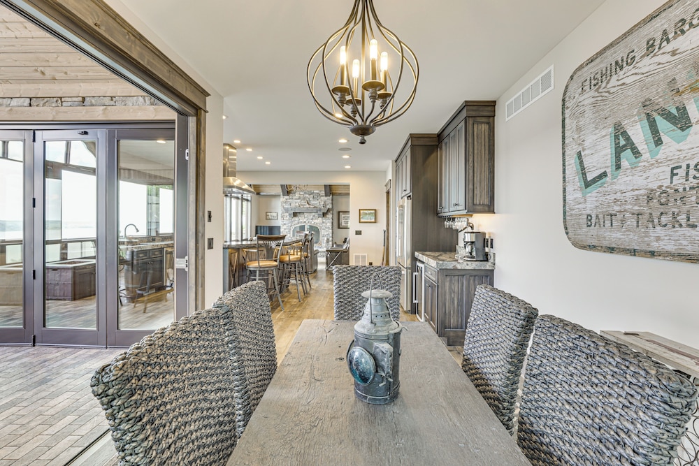 River Views + Wraparound Deck: Dubuque Getaway