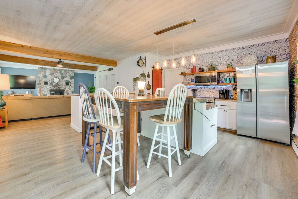 Updated Cabin w/ 2 Suites, Fire Pit & Forest Views
