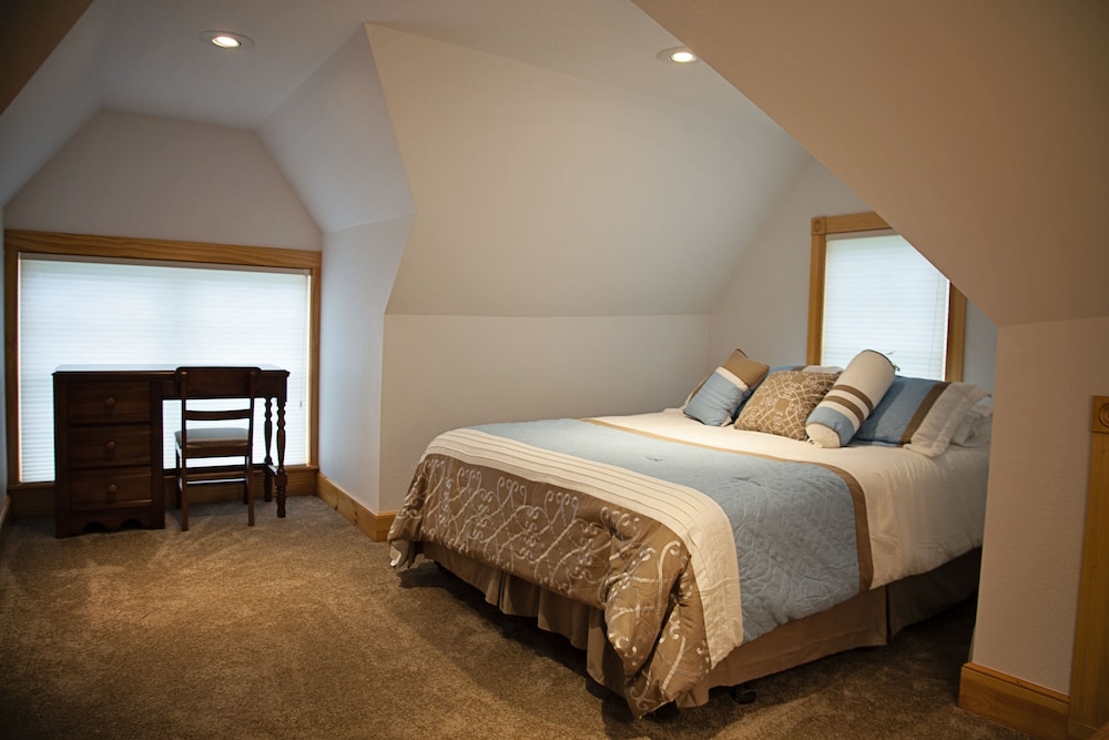 Blue Hill Lodge