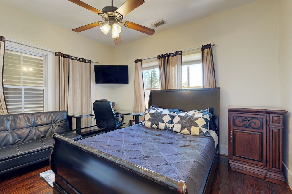 2-story Galveston Getaway w/ Balcony & Patio