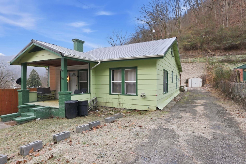 Cozy Matewan Trail Stay 3 Bedroom Home