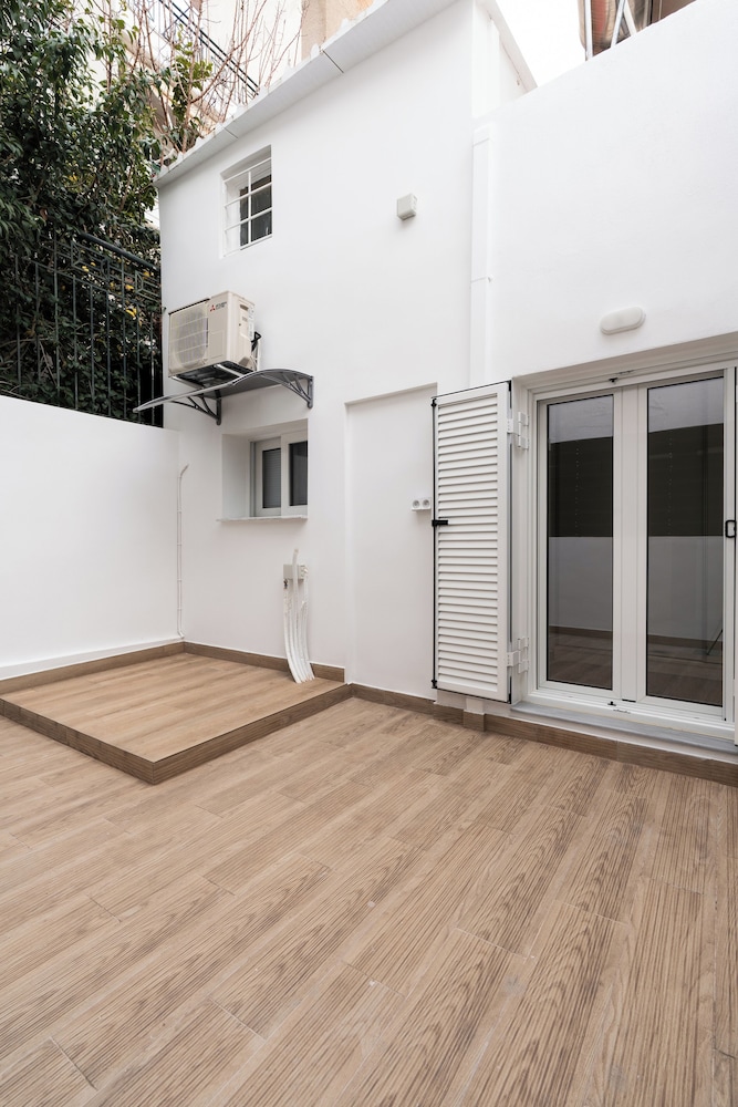 Charming 2 Bedroom House in Iraklio, Greece