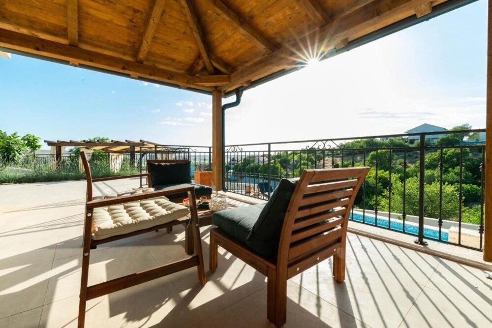 Zora - Modern Rustic - H view 2