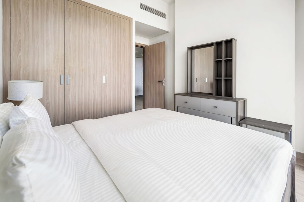 Cozy 1BR with Balcony Views