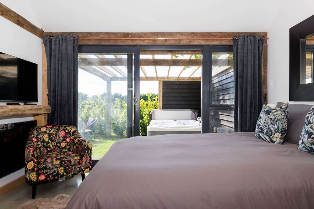 Romantic Countryside Lodge With Hot Tub