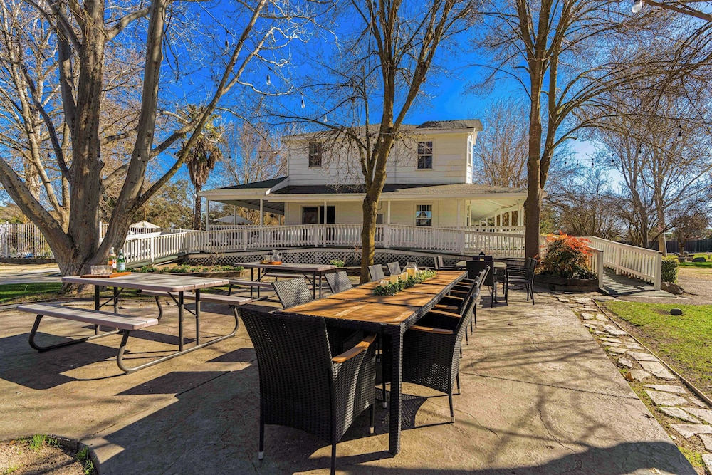Victorian Manor In Paso Robles Wine Country + Pool, Hot Tub, Firepit, Tennis Court Sleeps 28