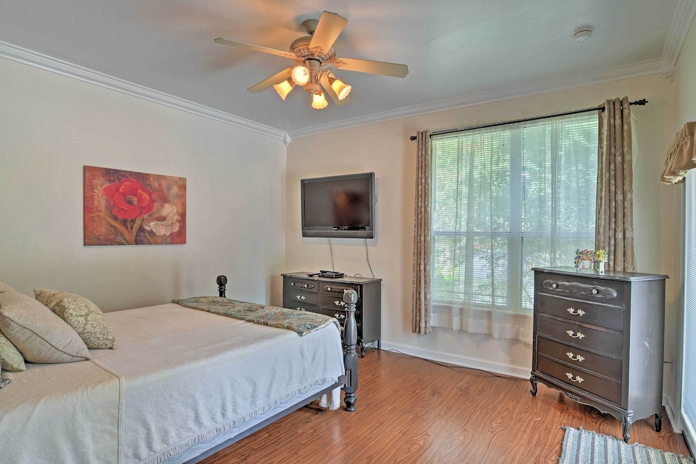 Cozy Lakefront Benton Home ~ 20 Mi to Shreveport! view 4