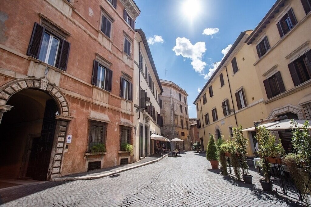 Wonderful Apartment With Balcony In Piazza Margana