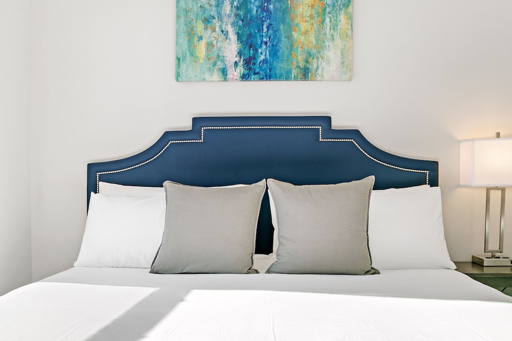 Upscale 3BR Apt with Parking in Ashland - Image 3