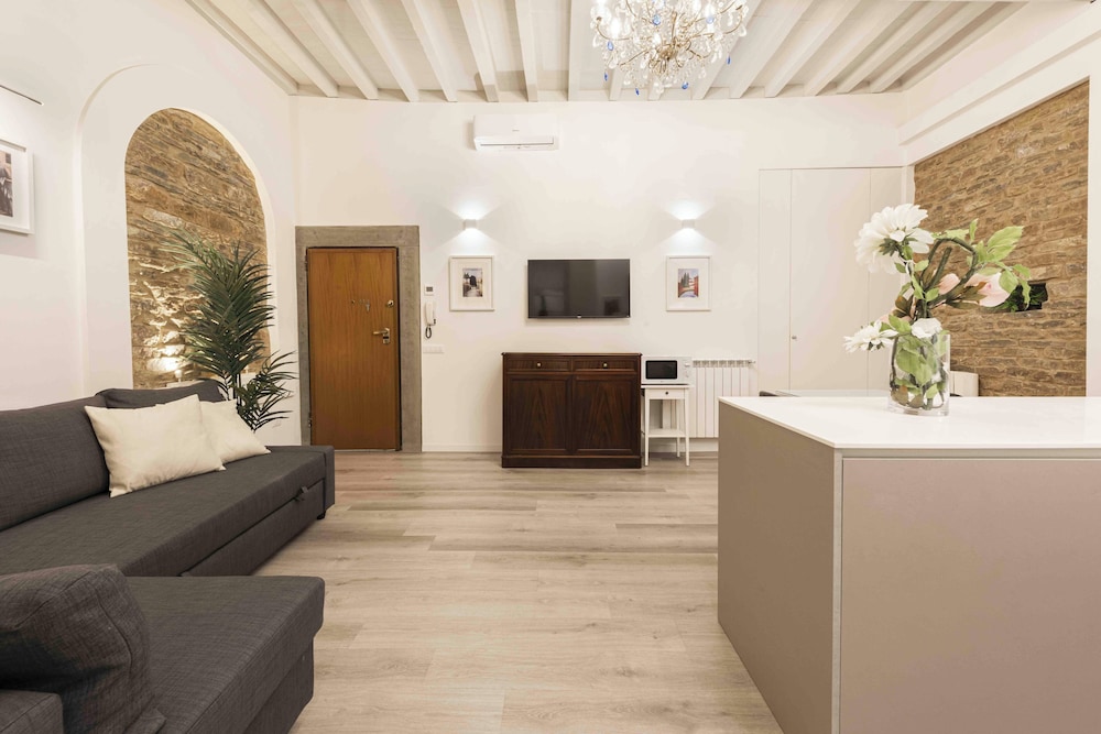 Deluxe Pitti Suites by MMega
