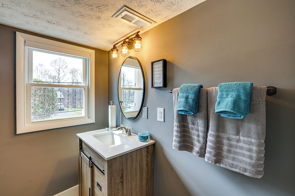 1 Mi to Dtwn Lynchburg: Charming Family Home!