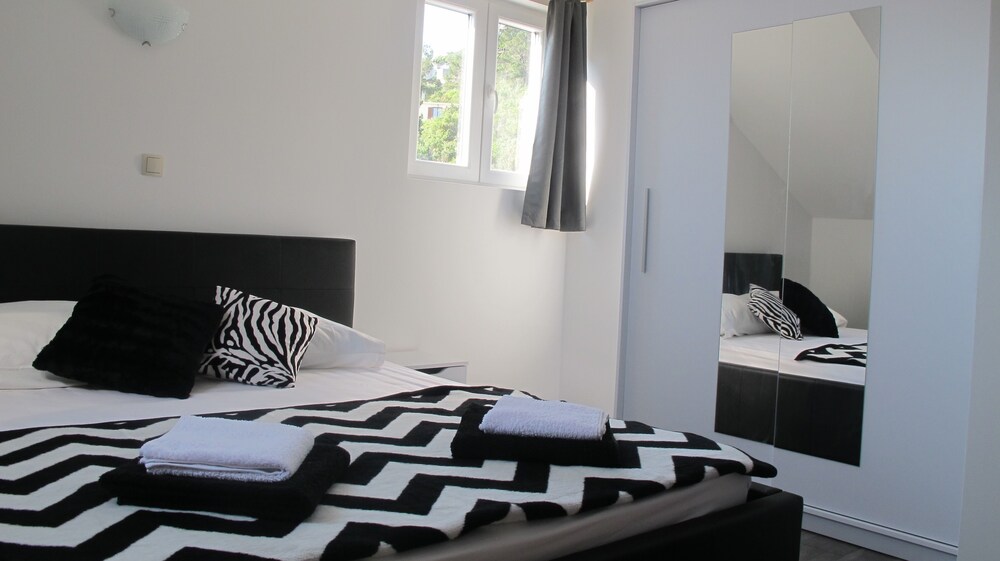 Comfortable 2 Bedroom Apartment view 3