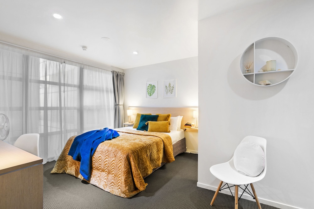 Decorated Central City Apt w 2 Bathrooms view 2