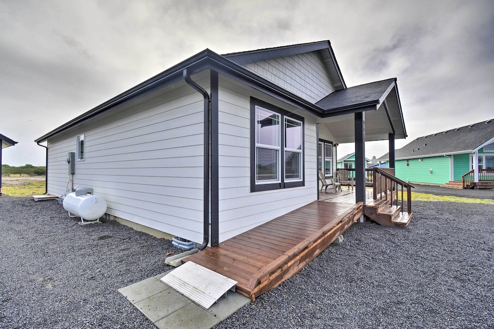 Modern Ocean Shores Home, 2 Mi to Beach! view 2