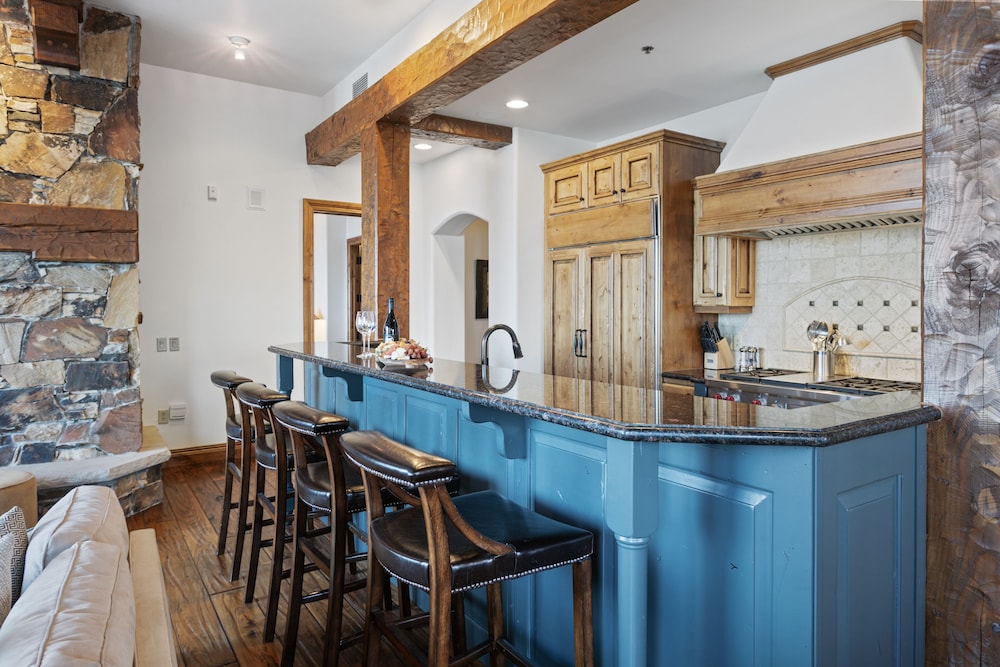 Grand Lodge - Three Bedroom #201 - Ski-in/ski-out 3 Condo