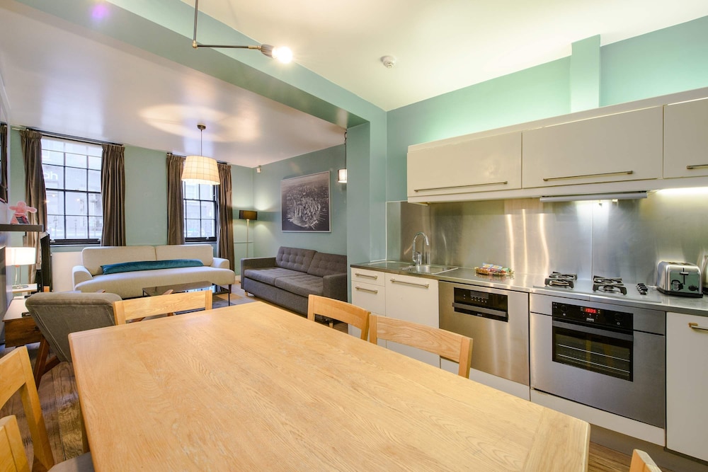Central Cove - Fitzrovia - by Frankie Says