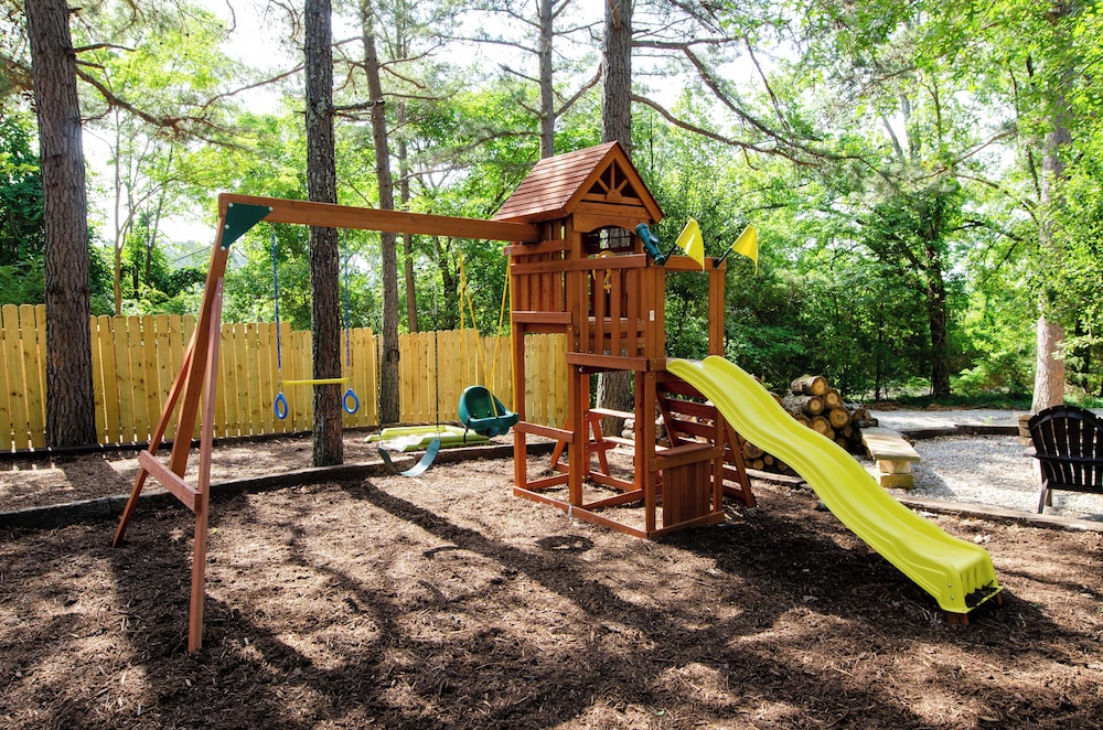 Whispering Woods Cabins & Grill