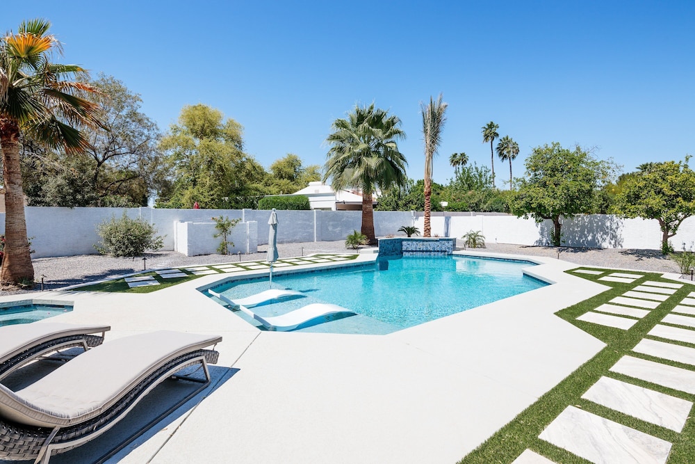 Luxe-paradise Palace-pool-spa-guest House & More!
