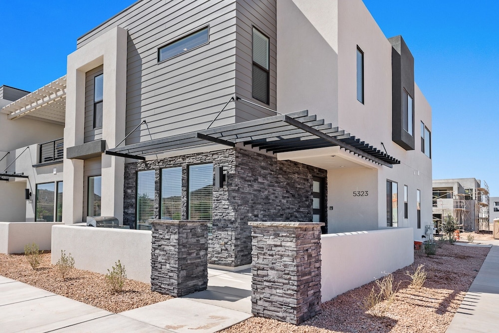Red Desert Oasis 5 Bedroom Home