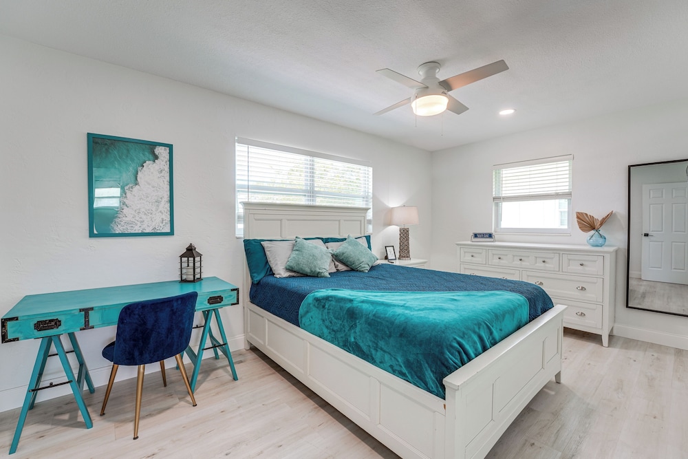 4 Mi to Beach! Furnished Outdoor Oasis in Seminole