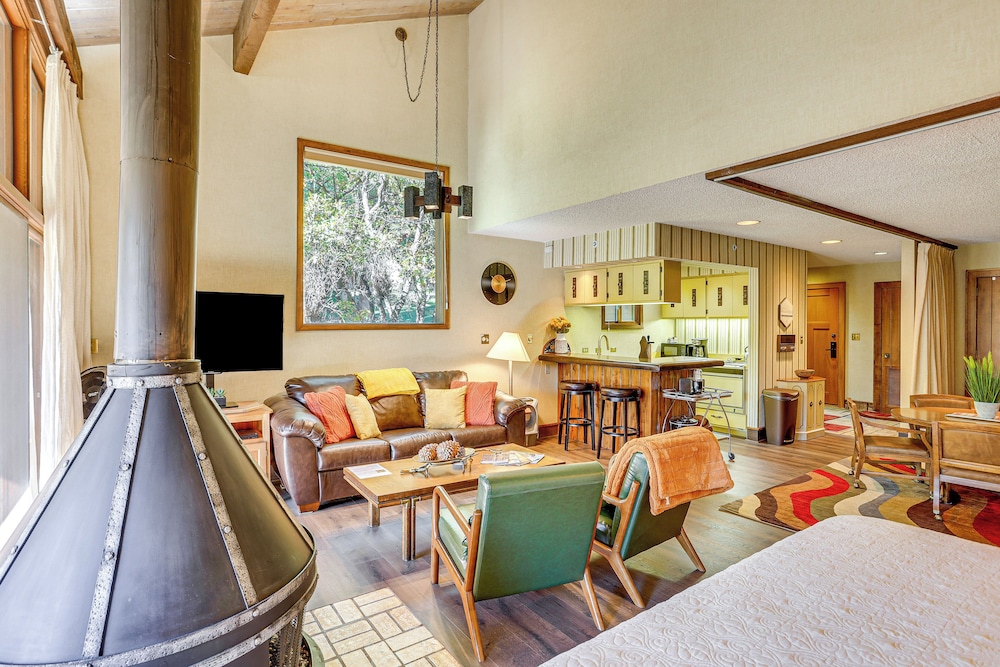 10 Mi to Skiing: Durango Condo w/ Golf Course View