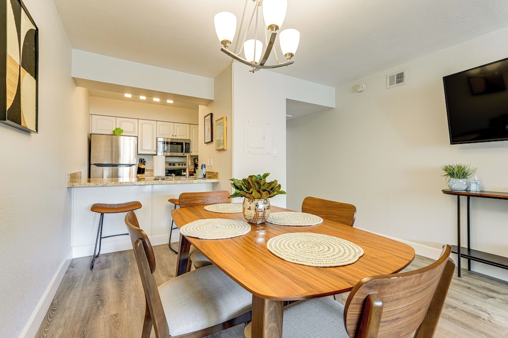 Walkable Old Town Scottsdale Condo: Pool & Hot Tub
