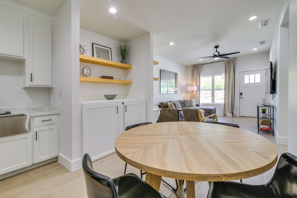 Modern Comfort: Brownsville Home Near Dtwn