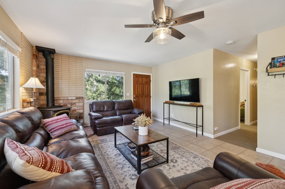 Whispering Pines Retreat 5 Bedroom Home by Yosemite Region Resorts