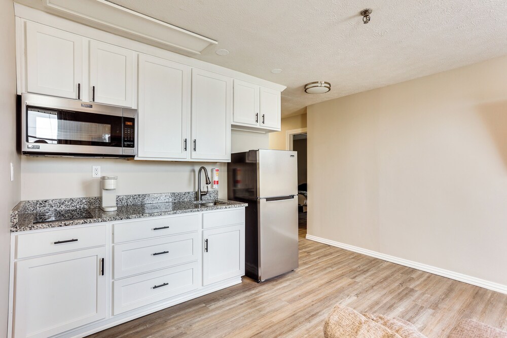 < 1 Mi to Oakland City University: Cozy Apartment