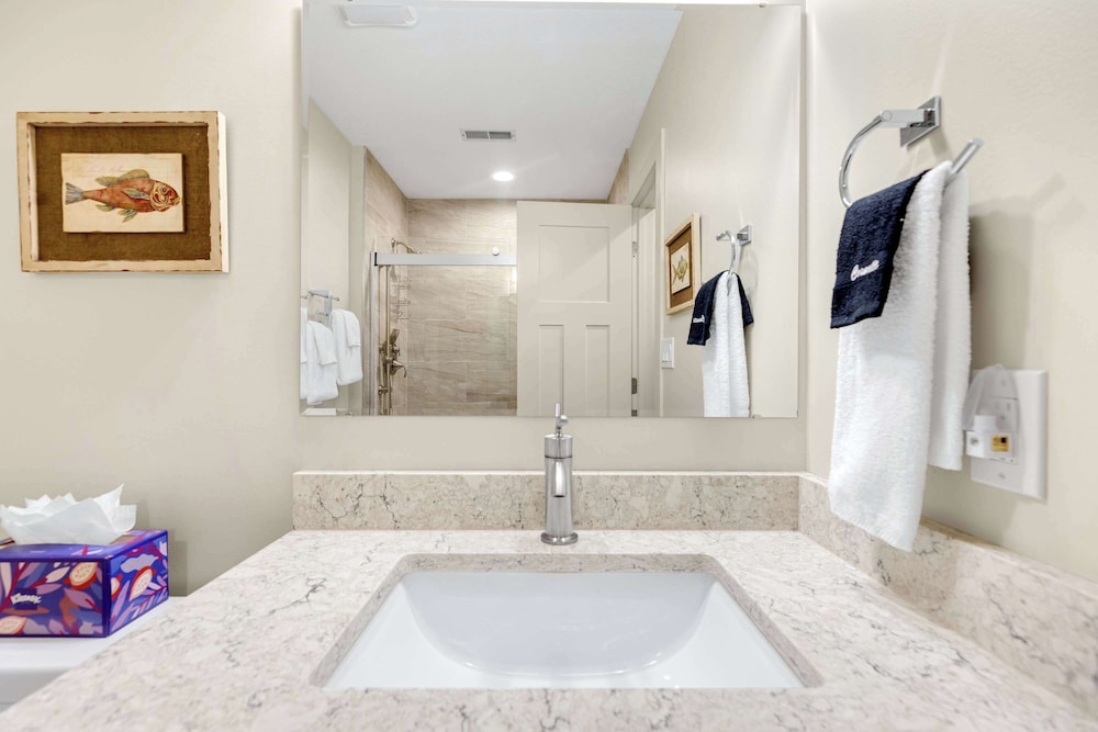 Carefree Tranquility at the Lake Waterfront Stay for 4 With Resort Amenities