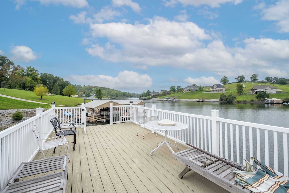 Lazy Days Waterfront for 12!
