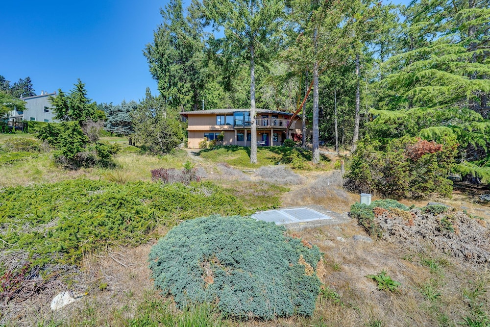 Serene La Conner Retreat w/ Fireplace & Deck! view 2