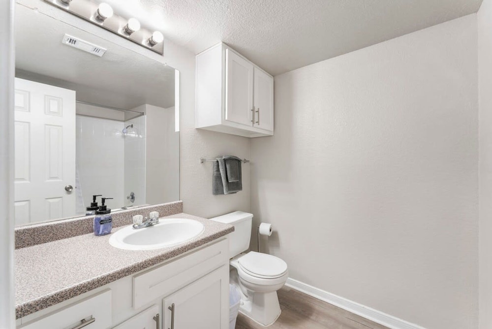 Ideal 2BR King Suite w Gym Pool Close to Downtown
