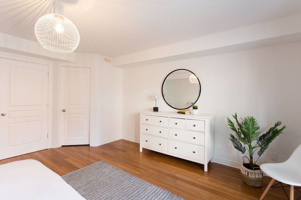 Fresh & Styled 2 Bedroom Apt in Mile End view 5