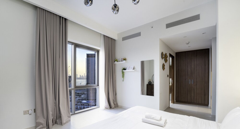 Chic 2 BR in Vida Residences Canal View