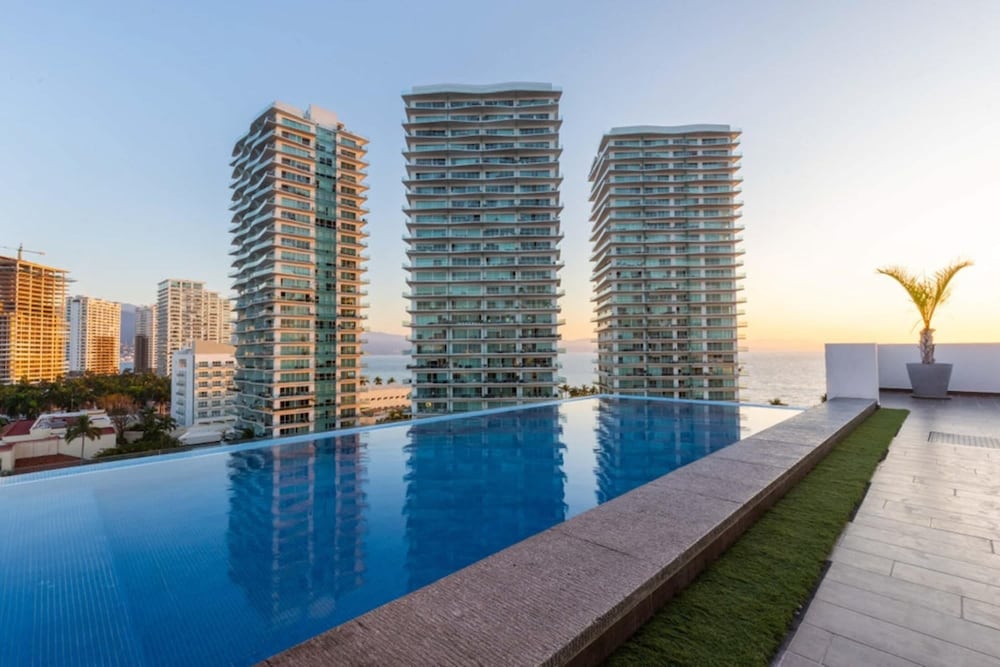 3 Adults or 2 Adults 2 Kids 1 Block From Ocean A Location