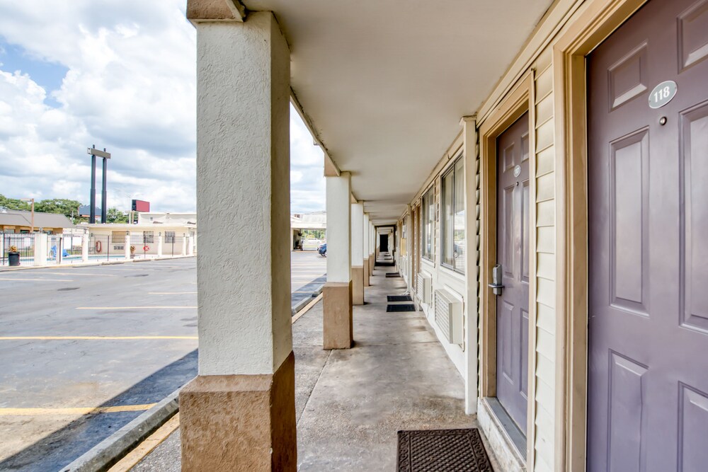 OYO Hotel Alexandria LA - Hwy 165