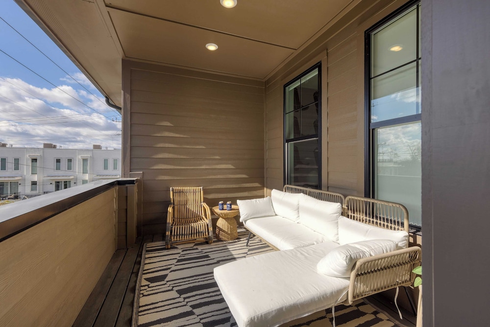 Sleeps 16 2 Modern Townhomes, Minutes to Broadway Lischey & 98 Degrees