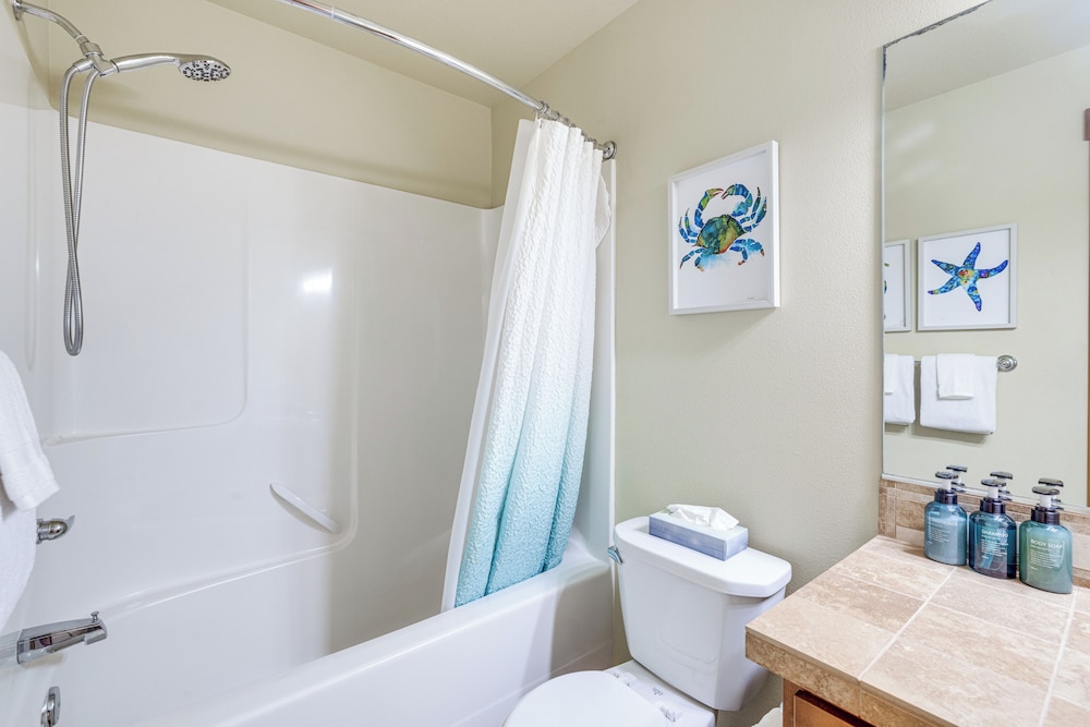 Walk to Lincoln City Beach: Townhome w/ Balconies!