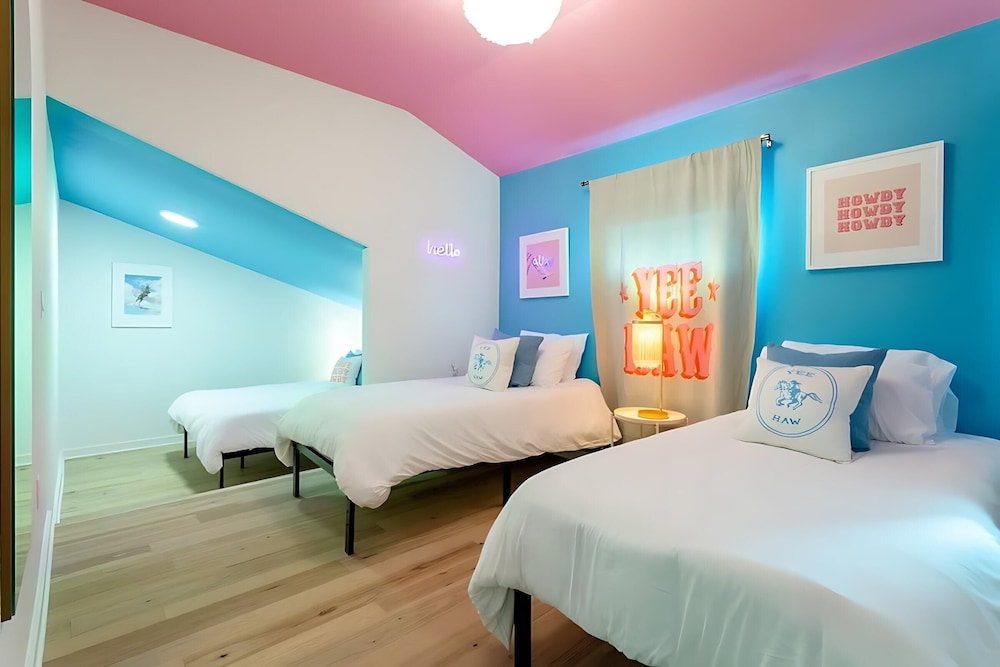 Downtown Austin Oasis w Pool & Hot Tubsleeps 16