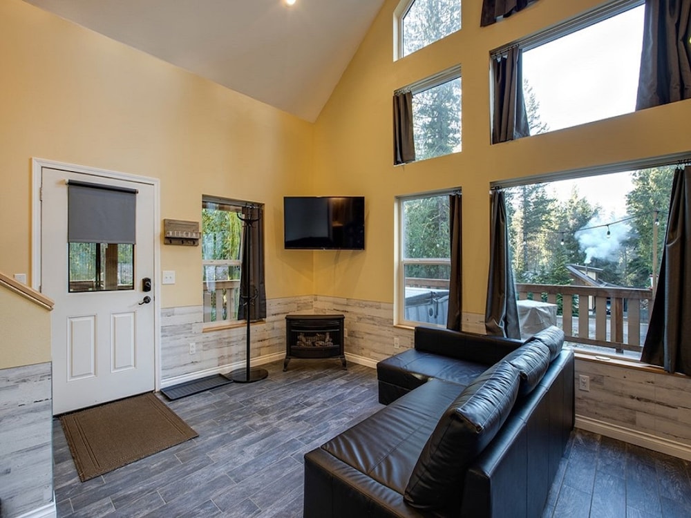 02GS - WiFi - D/W - W/D - Sleeps 8 view 5