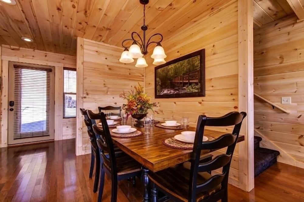 Country Cozy - 4 Bedrooms, 5 Baths, Sleeps 16 Home by RedAwning