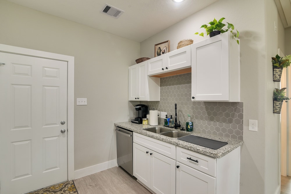 Patio & Fenced Yard: Home Close to Dtwn Houston!