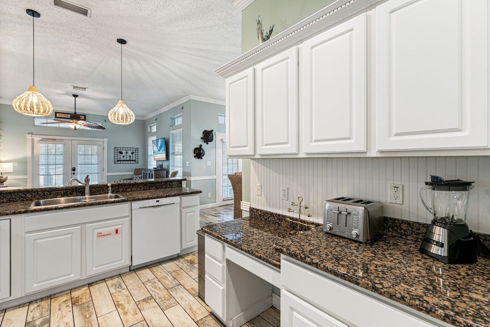 Beach Breeze 4 Bedroom Home by RedAwning view 4
