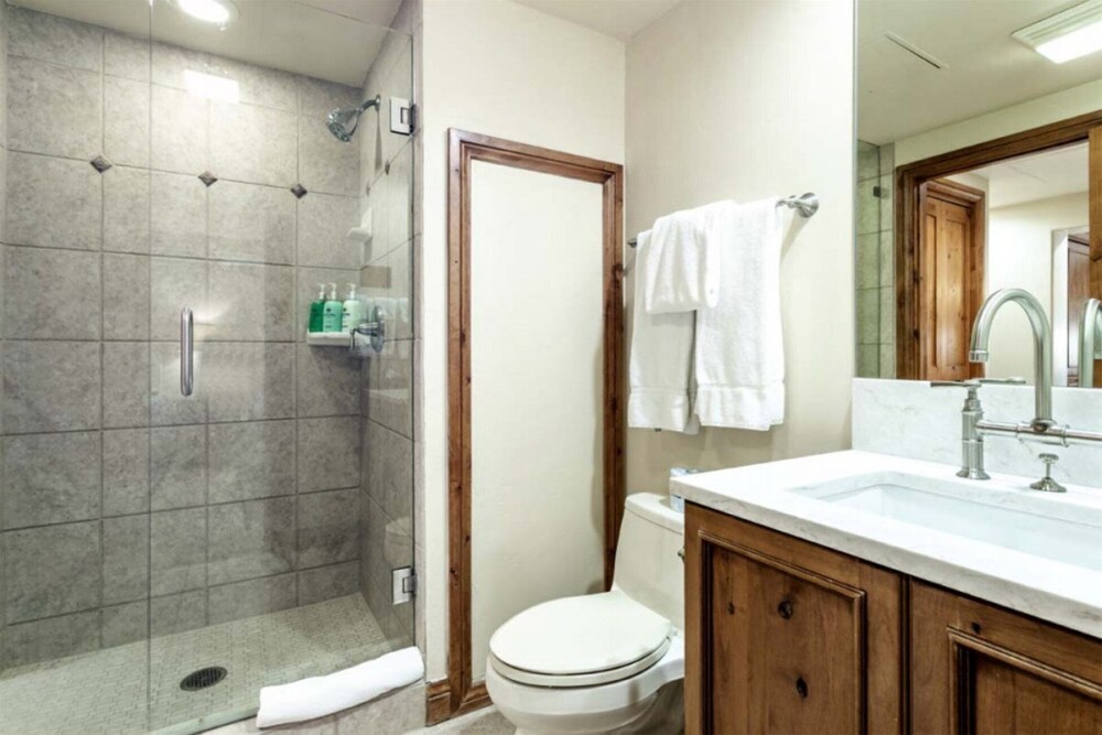 Centrally Located 3 BR in Lionshead Village w/ Pool, Walk to Lift!
