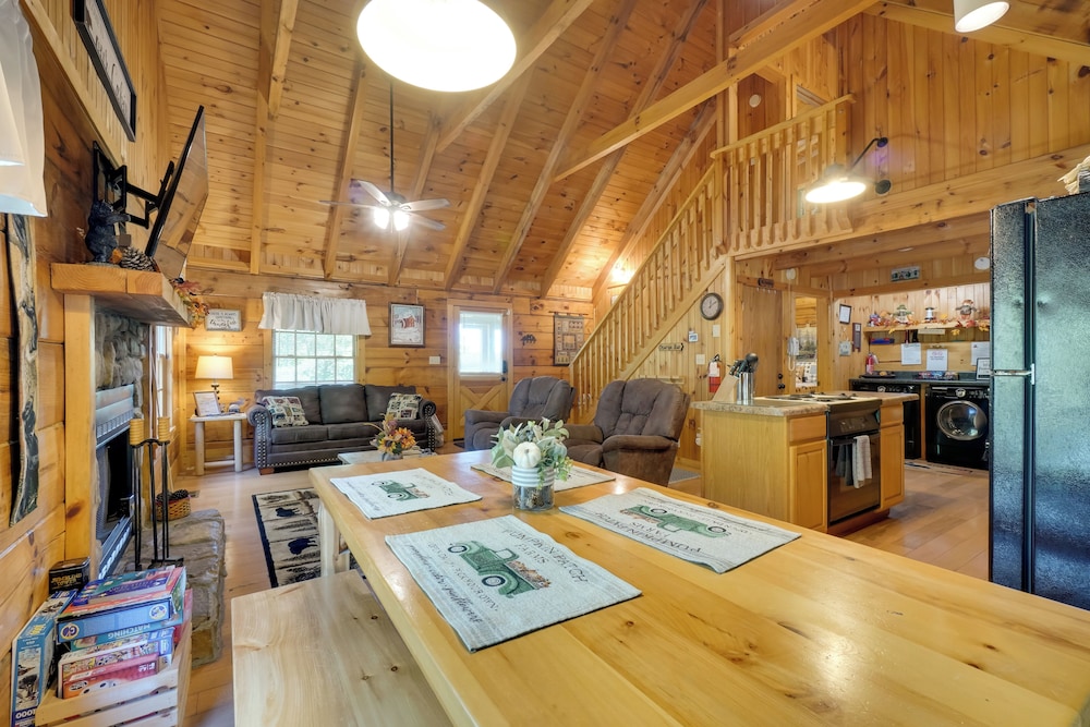 Hot Tub & Deck! 'bear Hugs Cabin' Near Gatlinburg